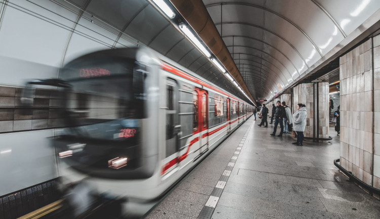 Na Florenci nejezdí metro. Dělníci opravují strop