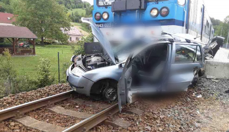 Na přejezdu v Hlubočkách se srazil rychlík s osobním autem. Zranil se řidič vozu