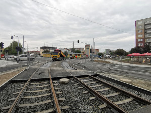 Křižovatka na Schweitzerově je před otevřením. Rozruch vzbudily provizorní cyklostezky
