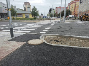 Křižovatka na Schweitzerově je před otevřením. Rozruch vzbudily provizorní cyklostezky