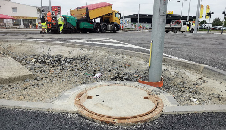 Cyklostezky na nové olomoucké křižovatce mají zatím provizorní podobu