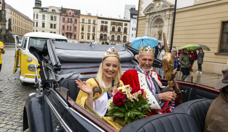 FOTOGALERIE: Bujarý majálesový průvod prošel Olomoucí. Studentům kralují hvězdy Stardance