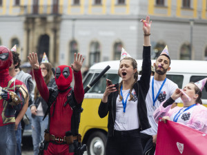 FOTOGALERIE: Bujarý majálesový průvod prošel Olomoucí. Studentům kralují hvězdy Stardance