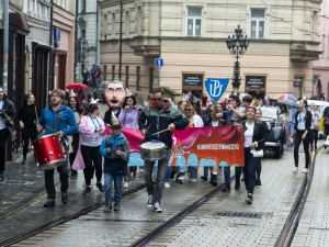 FOTOGALERIE: Bujarý majálesový průvod prošel Olomoucí. Studentům kralují hvězdy Stardance