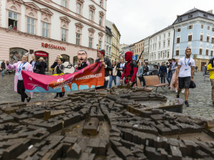 FOTOGALERIE: Bujarý majálesový průvod prošel Olomoucí. Studentům kralují hvězdy Stardance