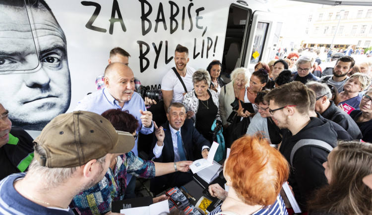 S obytňákem dorazil Babiš i před olomouckou radnici. Kritizoval vládu i guvernéra ČNB