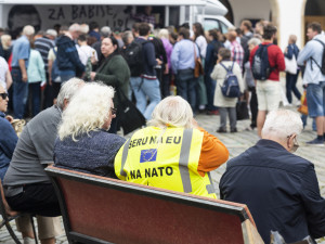 S obytňákem dorazil Babiš i před olomouckou radnici. Kritizoval vládu i guvernéra ČNB