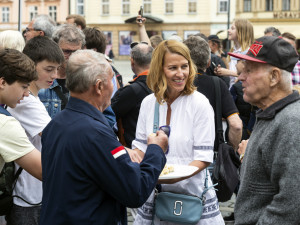 S obytňákem dorazil Babiš i před olomouckou radnici. Kritizoval vládu i guvernéra ČNB