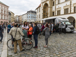 S obytňákem dorazil Babiš i před olomouckou radnici. Kritizoval vládu i guvernéra ČNB