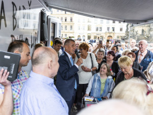 S obytňákem dorazil Babiš i před olomouckou radnici. Kritizoval vládu i guvernéra ČNB