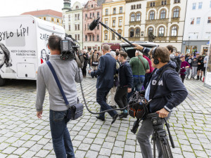 S obytňákem dorazil Babiš i před olomouckou radnici. Kritizoval vládu i guvernéra ČNB