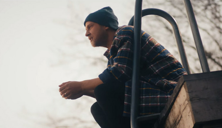 Frontman skupiny O5 a Radeček Tomáš Polák v novém videoklipu