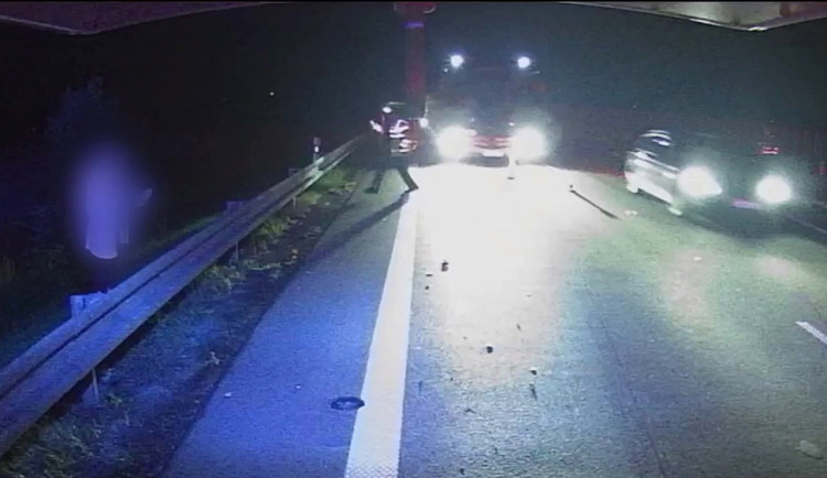 VIDEO: Kousek od tragédie. Policistu málem srazil na dálnici autobus, od nehody pak ujel