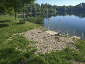 Těžařská společnost upravila přístup do bývalé pískovny, která je nyní k dispozici ke koupání