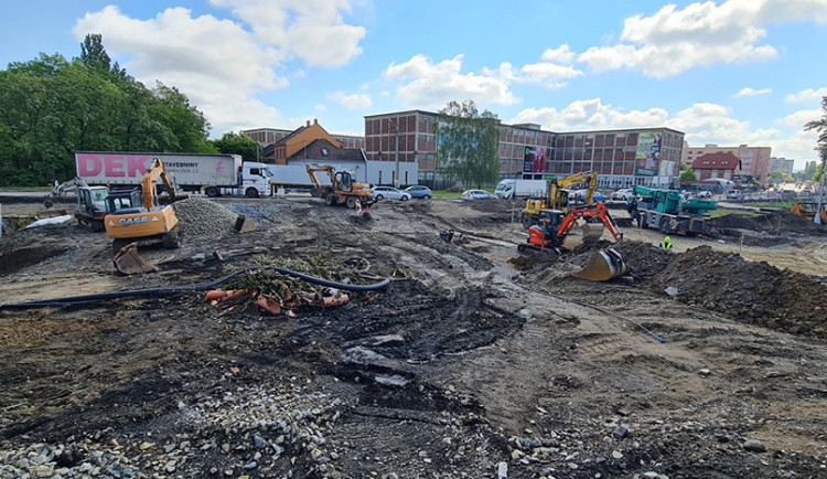 Na příjezdu z Dluhonic probíhá v Přerově od jara výstavba nového kruhového objezdu