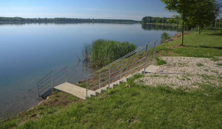 Těžařská společnost upravila přístup do bývalé pískovny, která je nyní k dispozici ke koupání