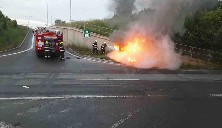 U dálničního sjezdu za Olomoucí shořelo auto. Při nehodě zemřel pětačtyřicetiletý řidič