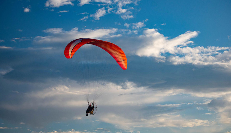 U Prostějova zemřel sedmatřicetiletý pilot padákového kluzáku
