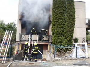 Osmdesátník podpálil benzínem dům v Lipníku. Kriminalisté ho obvinili z pokusu vraždy vnuka