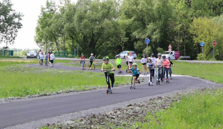 Z Holického lesa vede nový úsek cyklostezky. Kolařům zkrátí pobyt na frekventované silnici