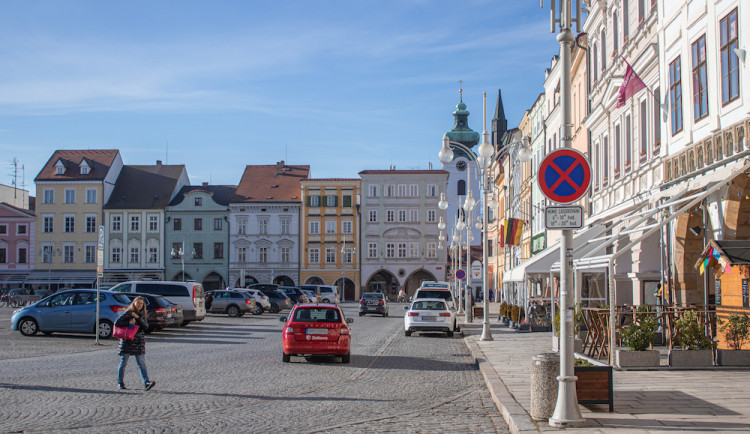 Řidiči zaplatí za parkování v centru Budějc o víkendech i v noci