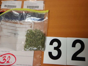 Ozbrojený dealer drog na sebe v Olomouci upozornil poznávací značkou z kusu kartronu