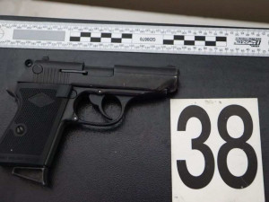 Ozbrojený dealer drog na sebe v Olomouci upozornil poznávací značkou z kusu kartronu