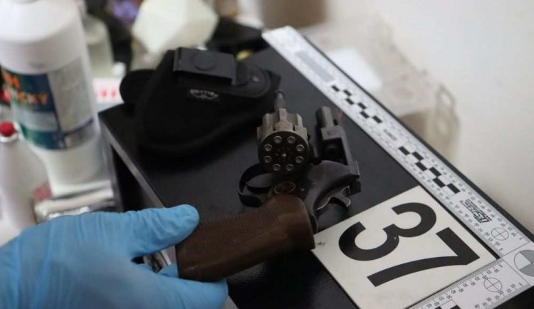 Ozbrojený dealer drog na sebe v Olomouci upozornil poznávací značkou z kusu kartronu