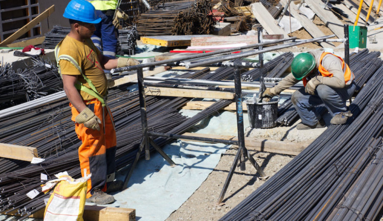 Chybí nám lidé a mladé obor nezajímá, stěžují si stavaři