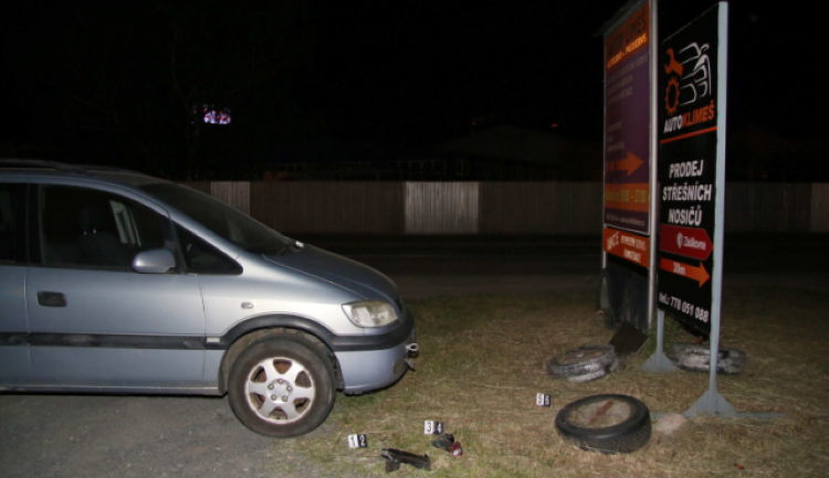Muž se snažil ze zaparkovaného auta ukrást katalyzátor. Přistihl ho policista