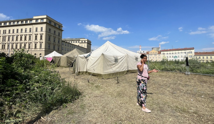 Brno poslalo Romy od nádraží do stanů. Původní tábořiště obehnalo plotem