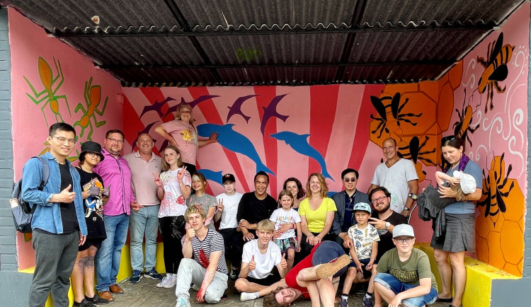 Pouliční umění za mír a sounáležitost. Světoznámý umělec vyzdobil zastávku v Holici