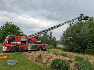 Šumperští hasiči vyrazili k čapímu hnízdu. Mláďata přišla o jednoho z rodičů