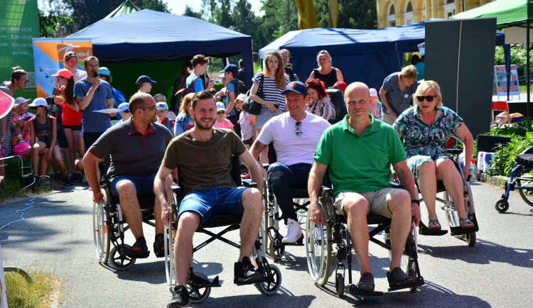 V Rudolfově aleji v Olomouci se opět chystá štafeta na vozíku. Zájemci musí ujet 250 metrů