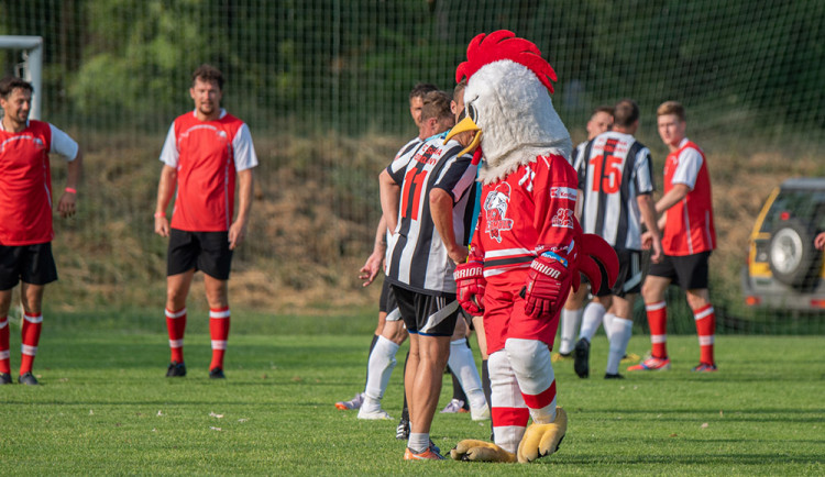 Hokejoví Kohouti vyzvou fotbalisty z Hodolan. Fanoušci se těší na oblíbený přátelák