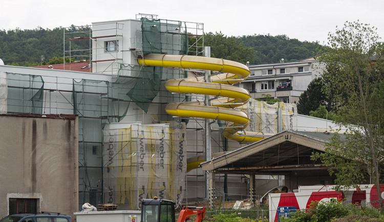 Stavba šternberského aquacentra míří do finiše. Mění se i okolní ulice