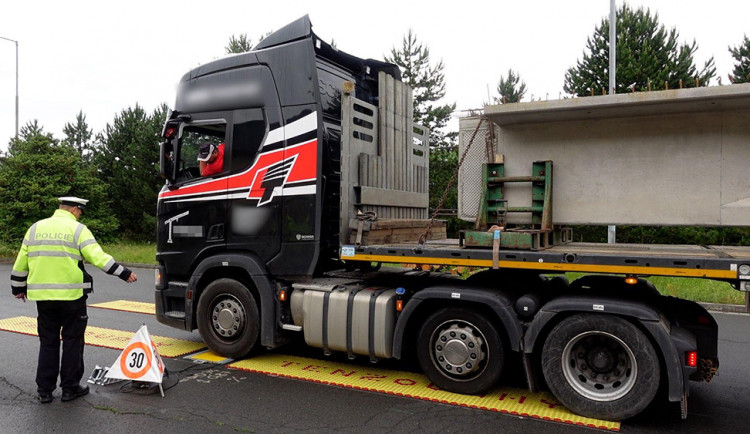 Kontrola kamionů na D35