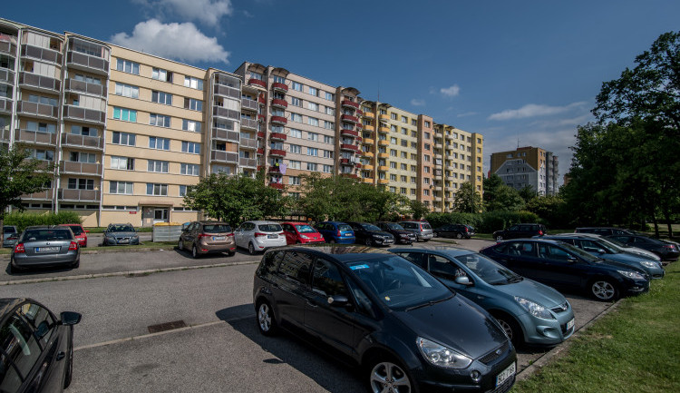 Muž s houpavou chůzí se obnažuje na sídlišti Vltava. Policisté po něm pátrají