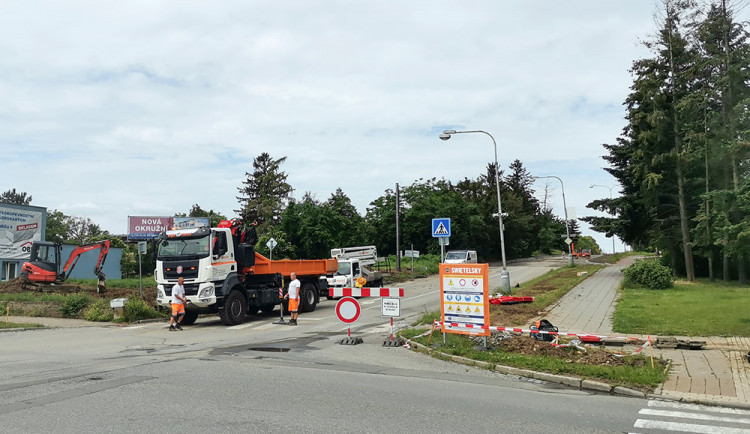 Úsek Okružní ulice v Olomouci prochází výměnou povrchu