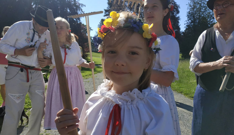 FOTOGALERIE: Víkend otevřených zahrad v Čechách pod Kosířem ukázal, jak se sekaly louky a kuly kosy
