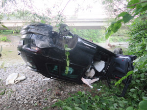 Opilá řidička převrátila auto na střechu a málem skončila v Bečvě. Nehodu si nepamatovala