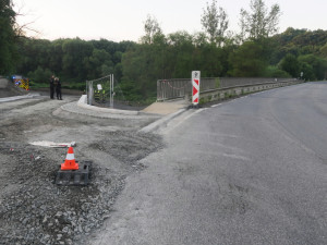 Opilá řidička převrátila auto na střechu a málem skončila v Bečvě. Nehodu si nepamatovala