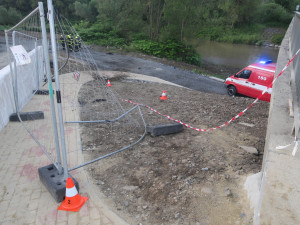 Opilá řidička převrátila auto na střechu a málem skončila v Bečvě. Nehodu si nepamatovala