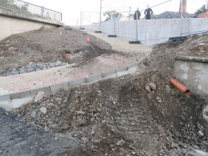 Opilá řidička převrátila auto na střechu a málem skončila v Bečvě. Nehodu si nepamatovala