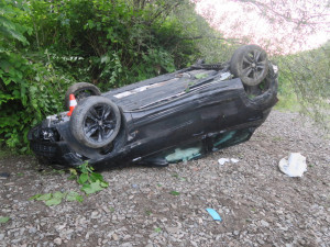 Opilá řidička převrátila auto na střechu a málem skončila v Bečvě. Nehodu si nepamatovala