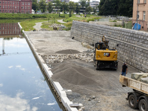 Dokončení náplavky komplikovala horší dostupnost kamenů na obklad nábřežních zdí
