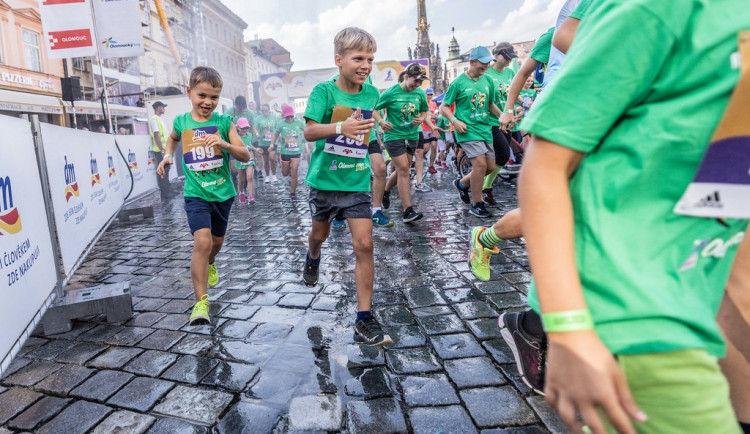 Tisíce běžců se v sobotu v centru Olomouce vydají na půlmaraton, přinese to omezení v dopravě