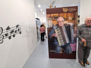 Pětaosmdesátiletý Jiří Sedláček zasvětil akordeonům většinu svého života, Litovli věnoval unikátní sbírku nástrojů