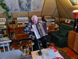 Pětaosmdesátiletý Jiří Sedláček zasvětil akordeonům většinu svého života, Litovli věnoval unikátní sbírku nástrojů
