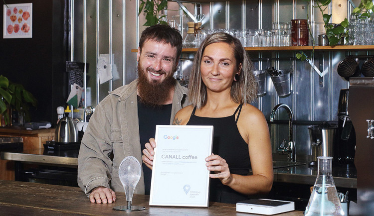 Majitelé kavárny Canall Vendula Hronová a Libor Hanslík získali ocenění od společnosti Google